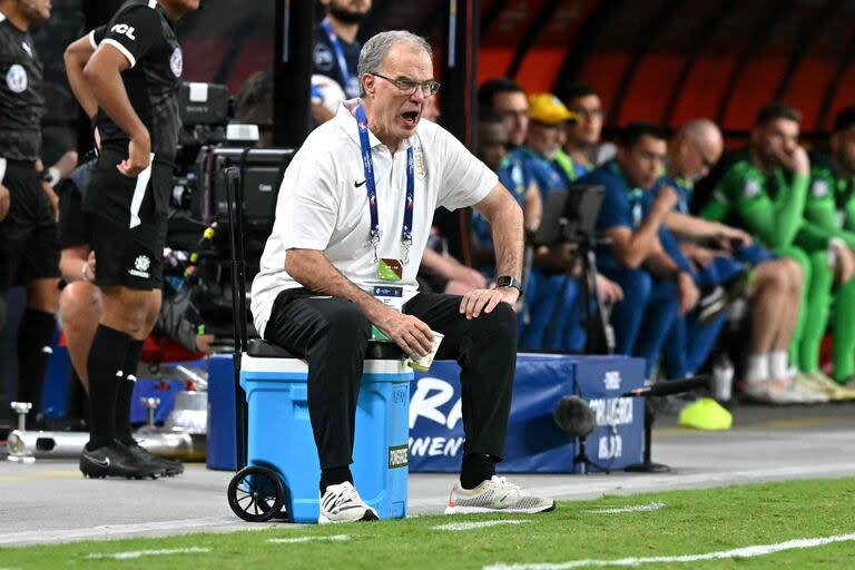 Un Marcelo Bielsa clásico: sentado arriba de una heladera y al costado del campo en el partido que Uruguay le ganó a Brasil