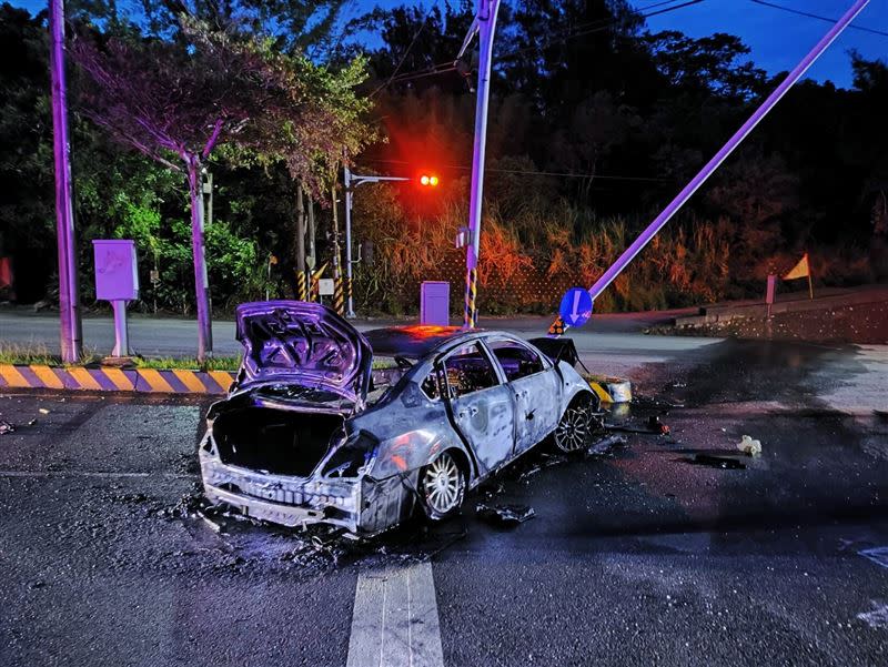  台1線苗栗縣後龍段發生轎車自撞火燒車事故。（圖／翻攝畫面）