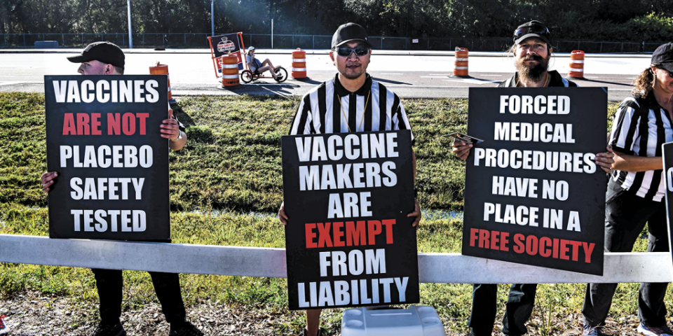 <span>Opositores de las vacunas anticovid en la edición 2021 del Super Bowl, en Tampa Bay, Florida. (Foto: Chandan Khanna/AFP/Getty)</span>