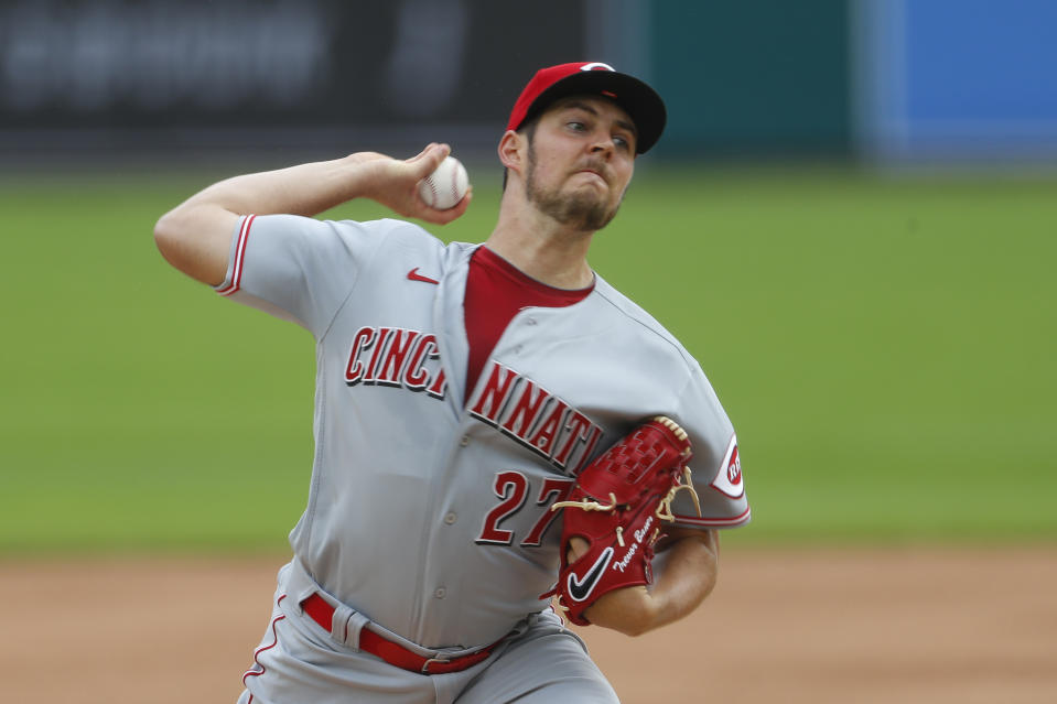 El lanzador de los Rojos de Cincinnati Trevor Bauer trabaja en la primera entrada del segundo juego de la doble cartelera ante los Tigres de Detroit, el domingo 2 de agosto de 2020, en Detroit. (AP Foto/Paul Sancya)