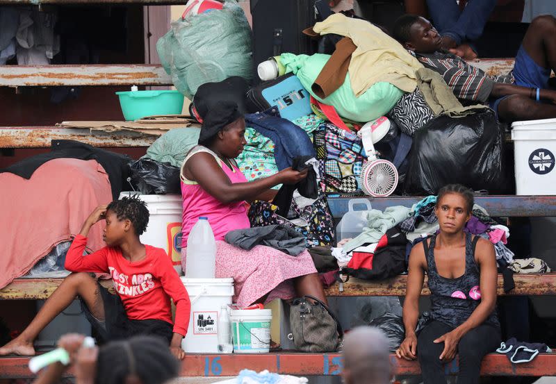FOTO DE ARCHIVO: Haitianos que huyen de la violencia de las bandas se refugian en un pabellón deportivo en Puerto Príncipe