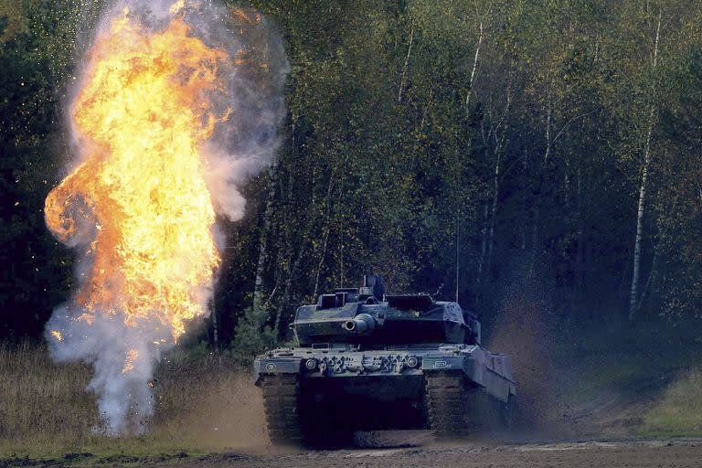 Un tanque Leopard 2A6 atraviesa el terreno durante el ejercicio de entrenamiento de información 