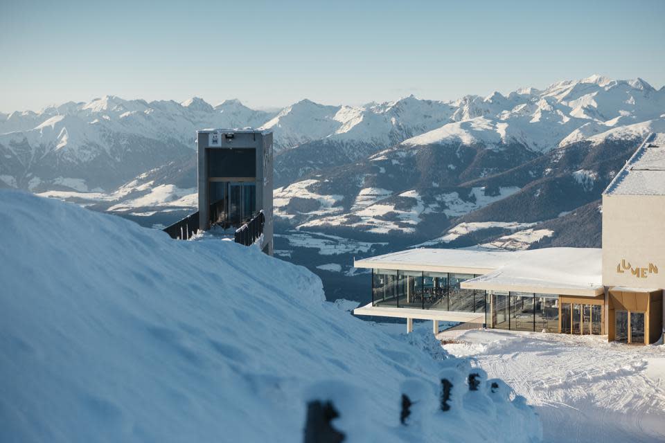 El restaurante AlpiNN se asoma a un precipicio en los Dolomitas italianos, con buenas vistas