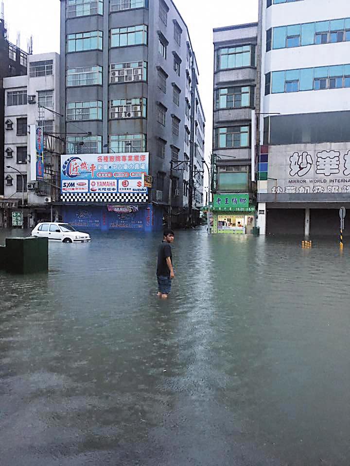 台南經一夜大雨，多處地區淹水。（翻攝台南諸事會社臉書）