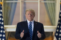 El presidente Donald Trump hace una señal de optimismo en un balcón de la Casa Blanca el lunes 5 de octubre de 2020, en Washington, tras ser dado de alta del Centro Médico Militar Walter Reed en Bethesda, Maryland. (AP Foto/Alex Brandon)