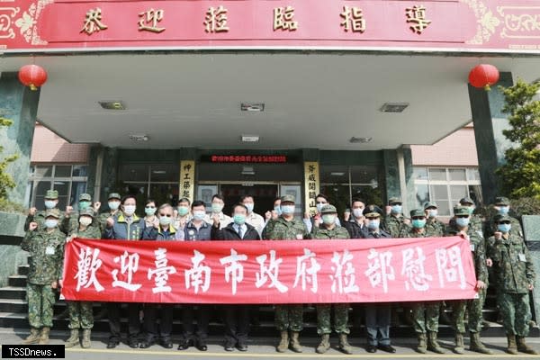 南市長黃偉哲、民政局長顏振標率團至陸軍54工兵群勞軍，感謝國軍協助防疫及保家衛國辛勞。（記者李嘉祥攝）