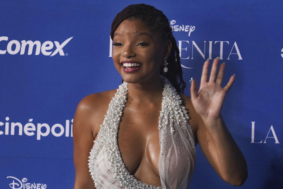 La actriz Halle Bailey posa en la alfombra azul de la película La Sirenita en la Ciudad de México el 11 de mayo de 2023. (Foto AP/Marco Ugarte)