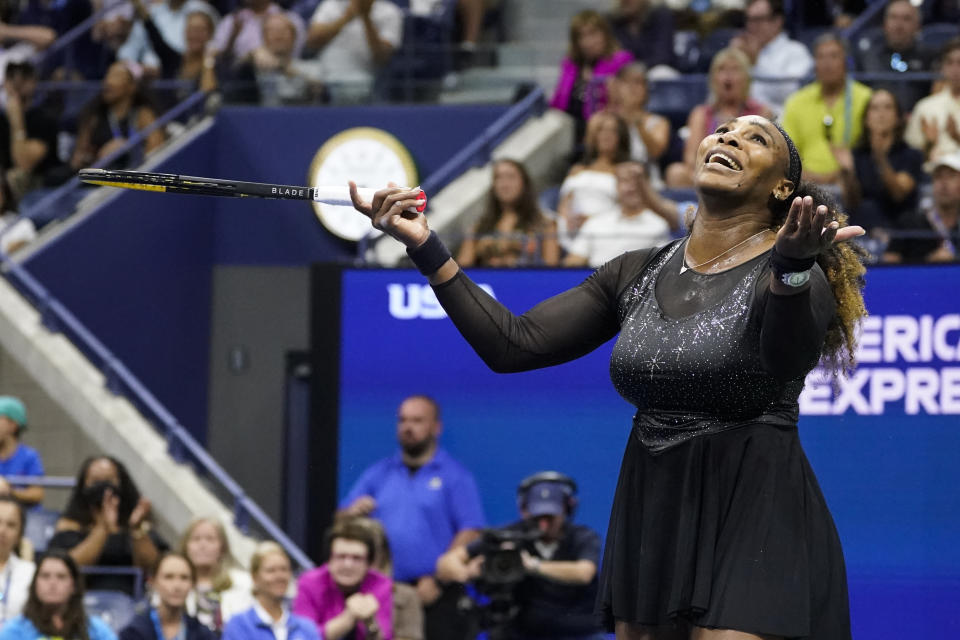 Serena Williams reacciona durante el partido contra Anett Kontaveit en la segunda ronda del US Open, el miércoles 31 de agosto de 2022, en Nueva York. (AP Foto/John Minchillo)