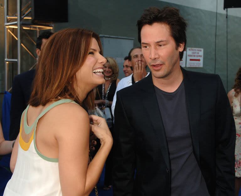Sandra Bullock y Keanu Reeves durante 2006 MTV Movie Awards; desde que se conocieron, los actores mantienen una excelente relación