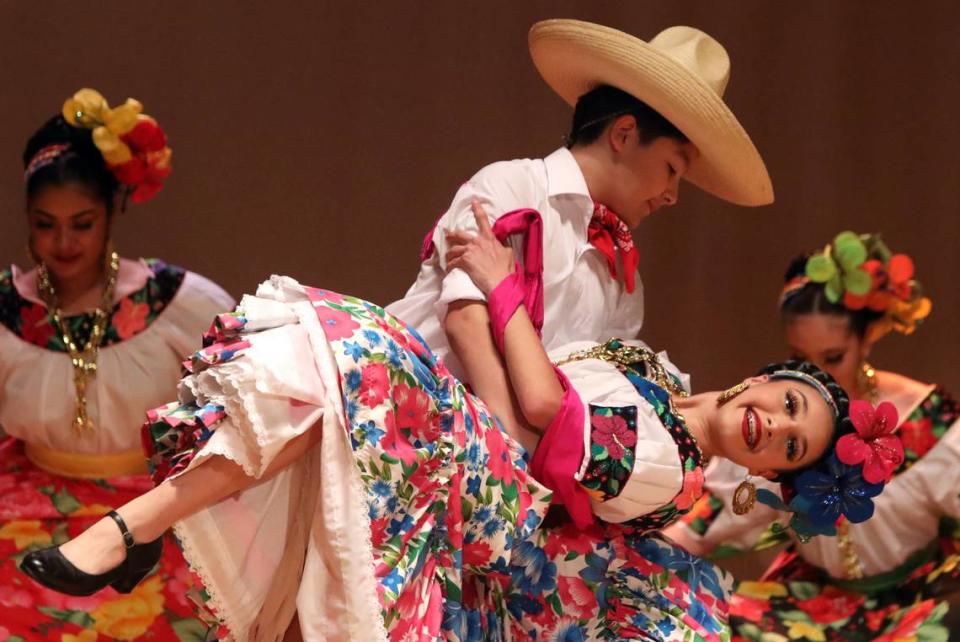 El Nivel 2 de Orígenes Dance Conservatory presentó danzas de Sinaloa durante la muestra del Festival Danzantes Unidos en el Warnors Theatre, el 23 de marzo de 2024. JUAN ESPARZA LOERA/jesparza@vidaenelvalle.com