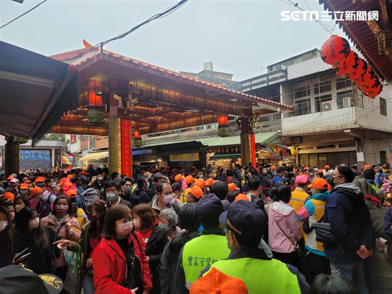 全台各地香客湧入拱天宮。（圖／記者游定剛拍攝）