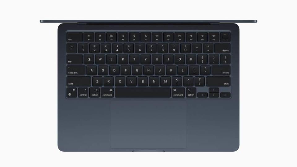 MacBook Air備有4款顏色可選擇，包括採用突破性陽極處理密封技術以減少指紋的午夜色。圖片來源：apple