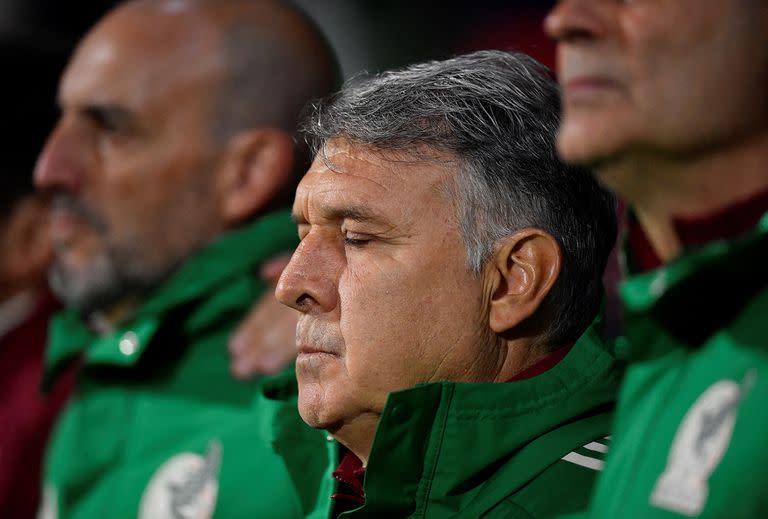 Un Gerardo "Tata" Martino pensativo en el partido entre su seleccionado, el de México, y el de Suecia, previo a Qatar 2022.