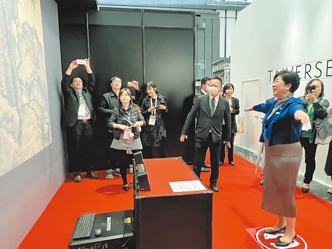 東京都知事小池百合子（右）10日參觀日本台灣形象館，在數位故宮展區親身體驗栩栩如生的畫景，露出開心笑容。（王玉樹攝）