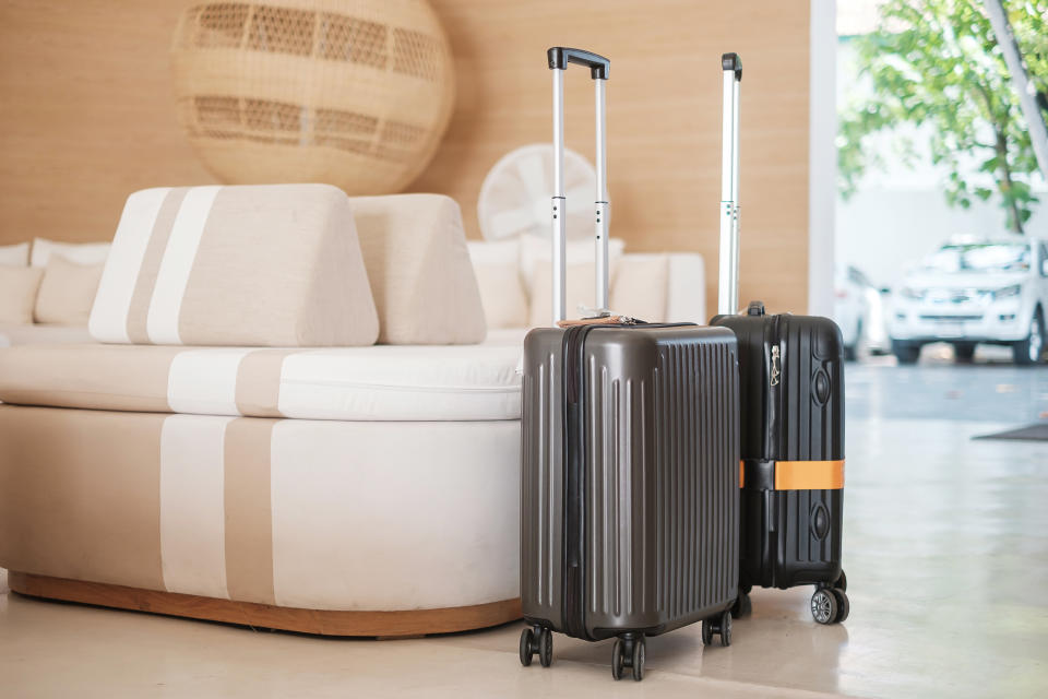 許多飯店、民宿會讓住客提前寄放行李。（示意圖／Getty Images）