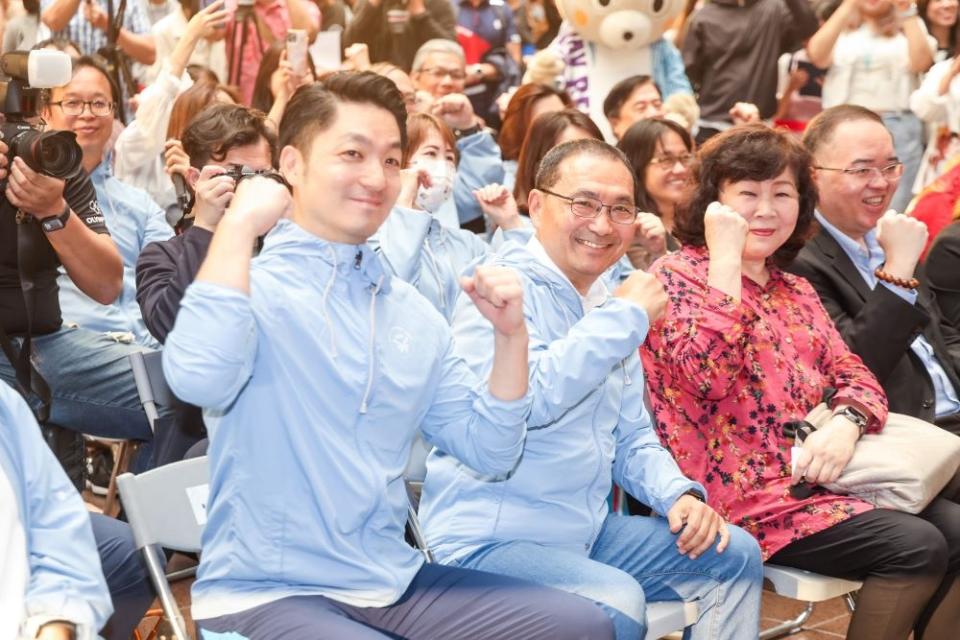 《圖說》侯友宜與蔣萬安雙北市長一同出席「2025雙北世界壯年運動會吉祥物亮相記者會」，力邀大家報名參賽。〈體育局提供〉