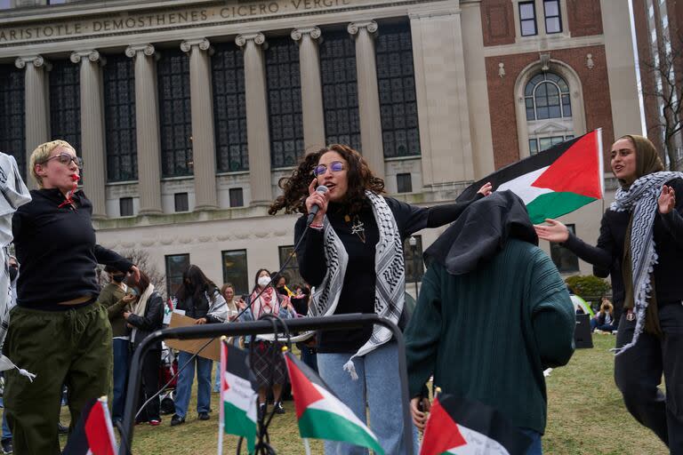 Manifestantes pro palestinos cantan y bailan en el Campamento en Solidaridad de Gaza en el campus de la Universidad de Columbia en Nueva York el domingo 21 de abril de 2024. 