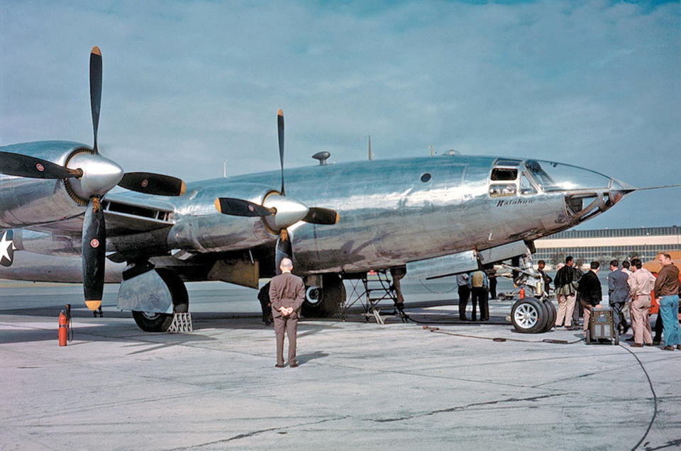 <p>El elegante <strong>Republic XF-12 </strong>Rainbow es un firme candidato al título del avión con motor de pistón más impresionante jamás volado. El XF-12, que voló por primera vez en 1946, fue descrito como "un avión a cuatro patas", en referencia a sus cuatro motores, 640 km/h de velocidad de crucero, 6.400 km de autonomía y 12.000 metros de altitud.</p><p>Se construyó para cumplir el requisito de un avión de reconocimiento de largo alcance para <strong>las Fuerzas Aéreas del Ejército de los Estados Unidos</strong>. El Rainbow tiene un diseño de muy baja resistencia y se presta gran atención a todos los detalles. </p>