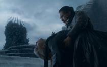 Dass Daenerys Targaryen (Emilia Clarke) mit ihrer "Befreiung" von Westeros letztendlich scheitern musste, deutete sich in der finalen Staffel von "Game of Thrones" schon an. Aber dass sie letztlich durch die Hand ihres geliebten Jon Schnee sterben musste, war für viele Fans doch einigermaßen schockierend. (Bild: HBO)