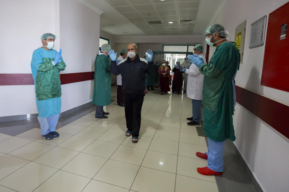 Alrededor del mundo, los pacientes de Covid-19 que son dados de alta salen de los hospitales entre aplausos y ovaciones. (Getty Images)