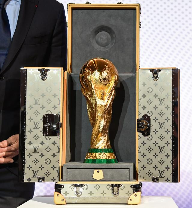 Estudio Logos  Diseño – Marcas: Diseñan un exclusivo estuche Louis Vuitton  para transportar la Copa del Mundial de Fútbol 2010