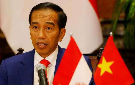 Indonesian President Joko Widodo reads his statement following a signing ceremony at the Presidential Palace in Hanoi, Vietnam September 11, 2018. Bullit Marquez/Pool via REUTERS/File Photo