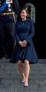 <p>In einem marineblauen Mantel von Beulah London, den sie mit blauen Wildlederschuhen kombinierte, strahlte die Herzogin über das ganze Gesicht.<br> [Bild: PA] </p>