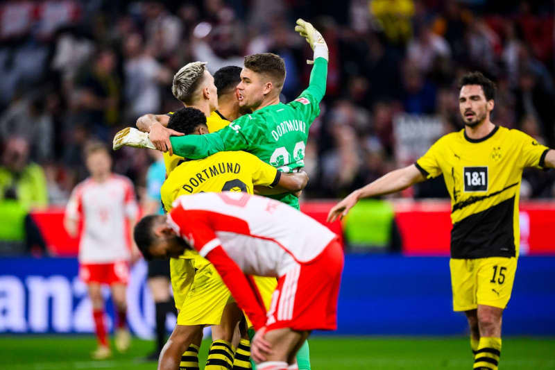 Dortmund goalkeeper Alexander Meyer (2nd R) and the team celebrate after the German Bundesliga soccer match between Bayern Munich and Borussia Dortmund at the Allianz Arena. Tom Weller/dpa