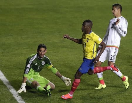 Mexico's goalie Jose Corona fails to stop the ball as Ecuador's Enner Valencia scores with Mexico's Hugo Ayala trailing during their first round Copa America 2015 soccer match at Estadio El Teniente in Rancagua, Chile, June 19, 2015. REUTERS/Jorge Adorno