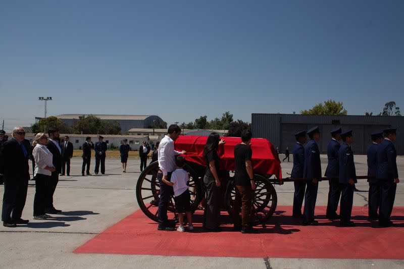 El ataúd del fallecido ex presidente de Chile, Sebastián Piñera, llega a Santiago para los funerales de Estado