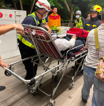 台鐵第229次北上列車6/21前往花蓮途中於「崇德—和仁」間撞上落石出軌，6人受傷，乘客轉接駁前往新城站。讀者提供