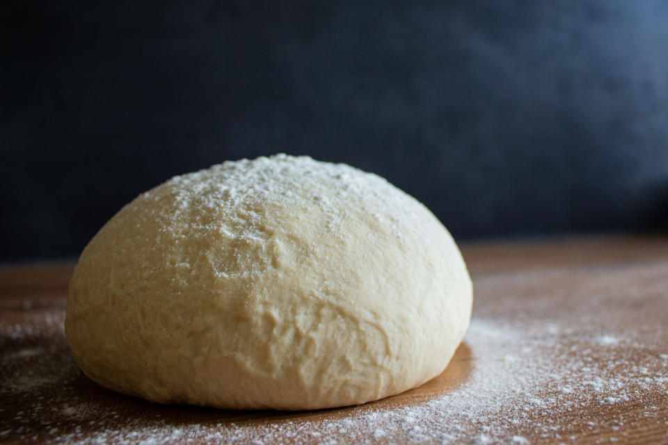 Im Gegensatz zum Pizza-Teig sollte der Pinsa-Teig mindestens einen Tag, besser aber bis zu drei Tage ruhen. (Symbolbild: Getty Images)