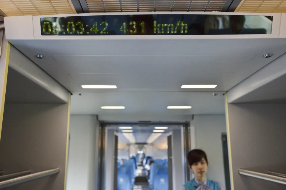 <p>Algo más de siete minutos tarda este tren en recorrer los aproximadamente 30,5 kilómetros de trayecto. Y es que llega alcanzar durante tres minutos los 431 kilómetros a la hora, aunque la media es de 240. (Foto: James Leynse / Corbis / Getty Images).</p> 