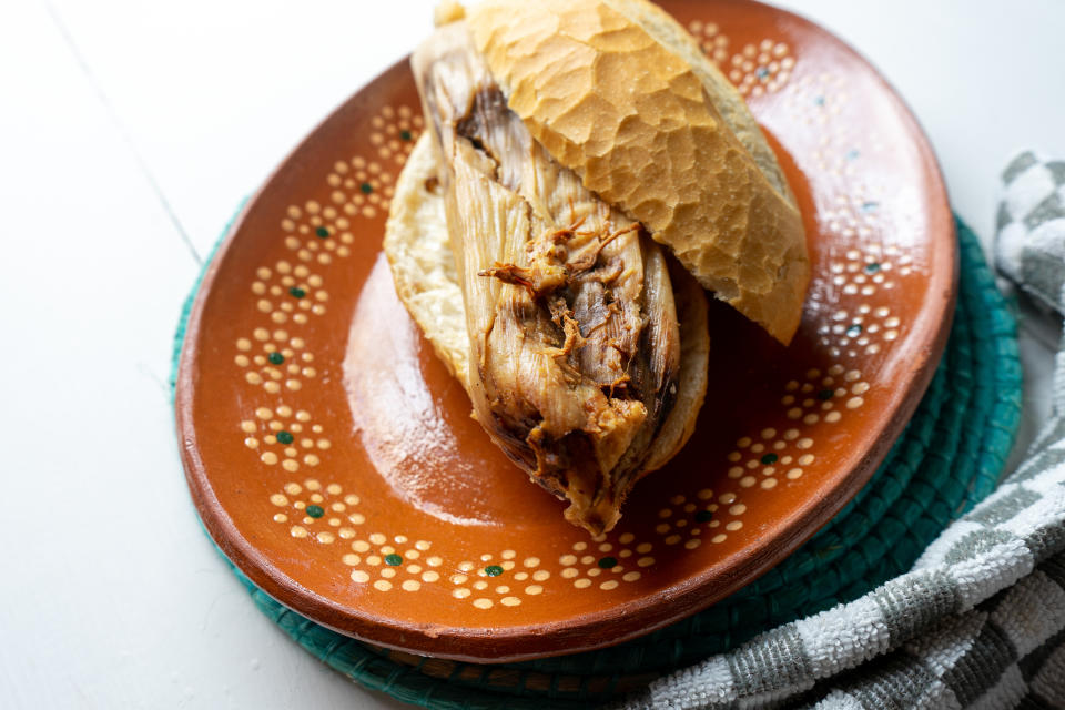 La guajolota no es más que una torta rellena de tamal verde, rojo o de mole. Foto: Getty Images