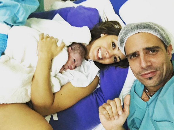 Floppy Tesouro. El pasado miércoles Floppy Tesouro se convirtió en mamá de Moorea. La pareja de la actriz se encargó de contar la noticia y publicó en Instagram la primera foto de la pequeña. Este es el primer hijo junto a Rodrigo Fernández Prieto. En Intrusos comentó: “Para mí ser mamá es el sueño de mi vida. Rodrigo es la persona que más amo en el mundo. Fue mi amigo 8 años, fue incondicional, en las buenas y las malas. Sé que va a ser un padrazo”. ¡Sueño cumplido Floppy! Foto: Instagram.com/floppytesouro