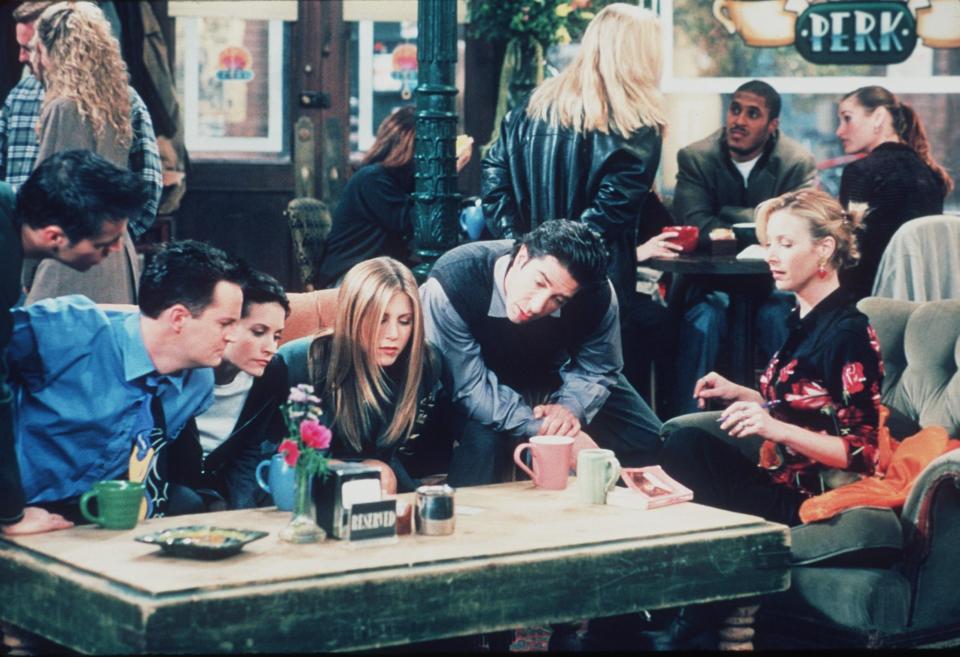 Matt Le Blanc, Matthew Perry, Courteney Cox, Jennifer Aniston, David Schwimmer, And Lisa Kudrow pose for this 1999 "Friends" shot
