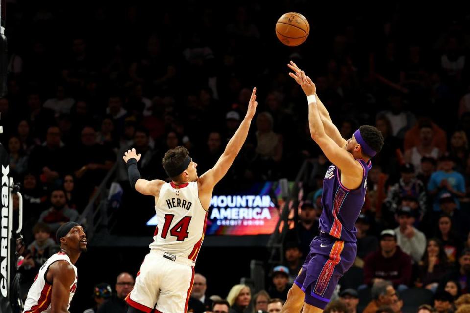 El jugador de los Suns Devin Booker tira al aro ante la marca de Tyler Herro, del Heat de Miami, en el partido celebrado el 5 de enero de 2024 en Phoenix.