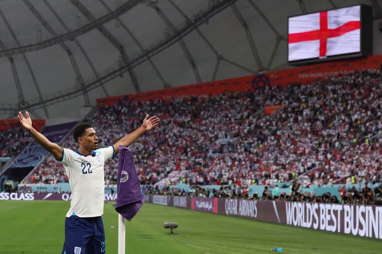 El mediocampista de Inglaterra Jude Bellingham celebra tras marcar el primer gol de su equipo durante el partido del Grupo B de la Copa Mundial Qatar 2022 entre Inglaterra e Irán, en el Estadio Internacional Khalifa en Doha el 21 de noviembre de 2022.