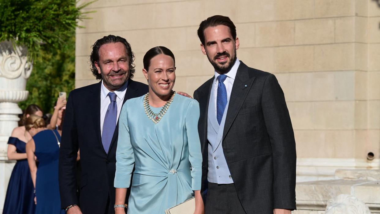 Philippos de Grecia y su mujer,  Nina Flohr, con el padre de esta, Thomas Flohr en la boda de Teodora de Grecia 