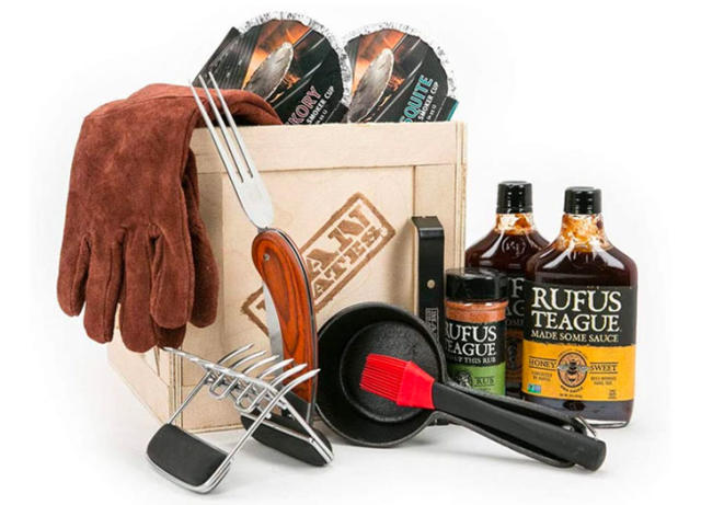 BBQ Bucket & Pit Master Gift Set  8 Gourmet Seasonings & Salts In