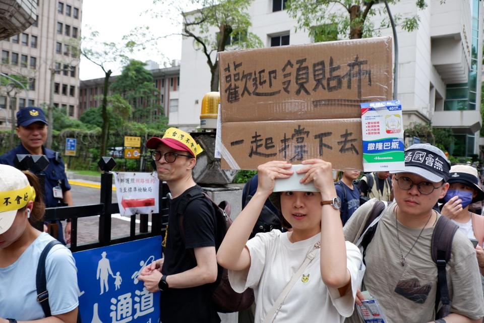 多個民團集結在立法院外，抗議院會續審國會改革法案，志工發放物資。陳祖傑攝