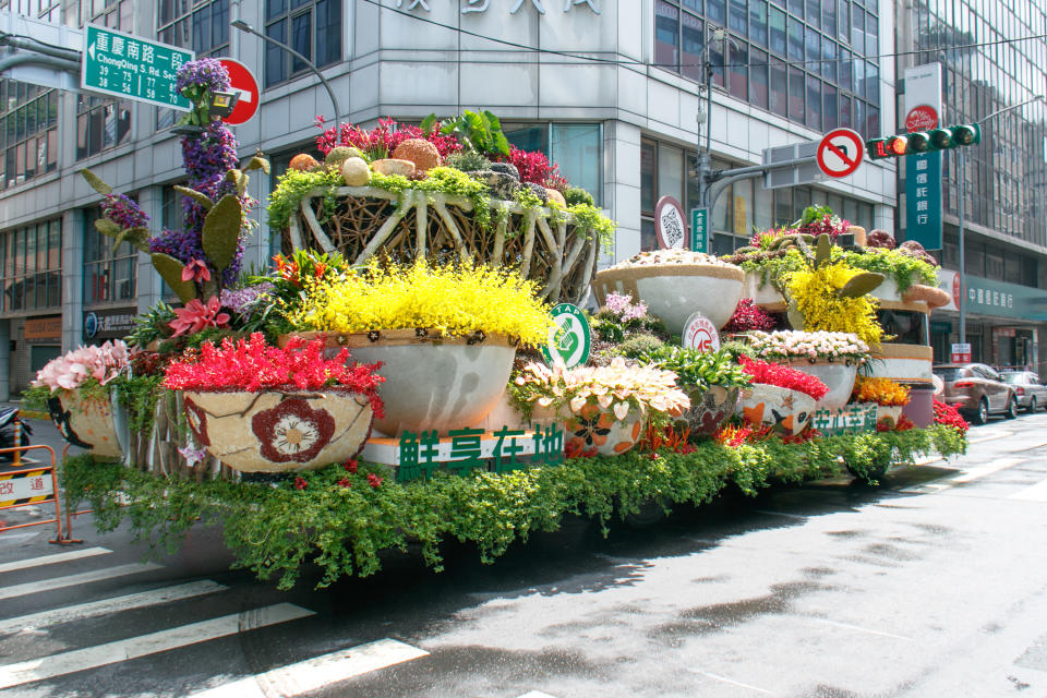 農委會會配合國慶花車大遊行，特別邀集國內花卉產業運用大量國產盆栽及鮮花打造三大主題花車，花車分別帶有農業生產、安全及農業科技等意象，讓民眾可就近欣賞台灣花卉之美。圖為「鮮享在地 安心幸福」花車。（中央社/農委會提供）