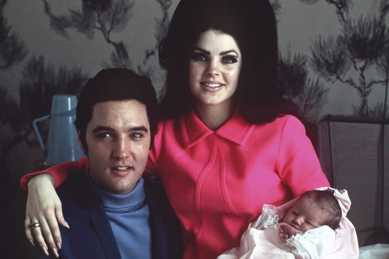 Elvis Presley junto a su esposa Priscilla y su hija Lisa Marie, en febrero de 1968