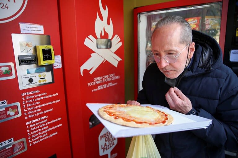 La máquina prepara la pizza desde cero y la entrega en tres minutos