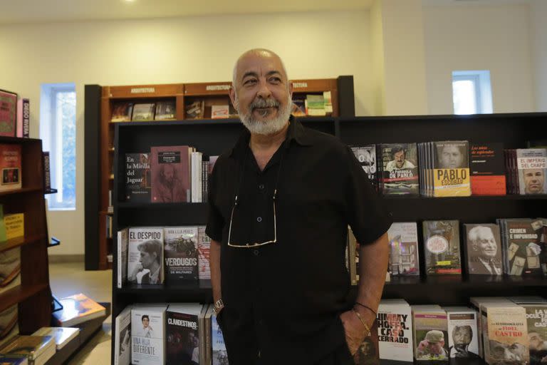 Leonardo Padura recibió en 2020 la Medalla Carlos Fuentes en la Feria Internacional del Libro de Guadalajara, en reconocimiento de su obra literaria