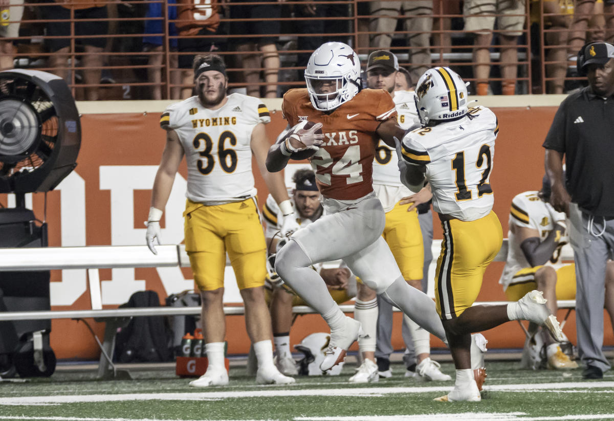 Texas RB Brooks honors father's memory with every TD