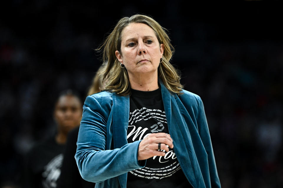 MINNEAPOLIS, MINNESOTA – 24 DE AGOSTO: La entrenadora en jefe de Minnesota Lynx, Cheryl Reeve, se dirige al vestuario después del segundo cuarto del juego contra Indiana Fever en Target Center el 24 de agosto de 2024 en Minneapolis, Minnesota. NOTA PARA EL USUARIO: El usuario reconoce y acepta expresamente que al descargar o utilizar esta imagen, acepta los términos y condiciones del Acuerdo de licencia de Getty Images. (Foto de Stephen Maturin/Getty Images)