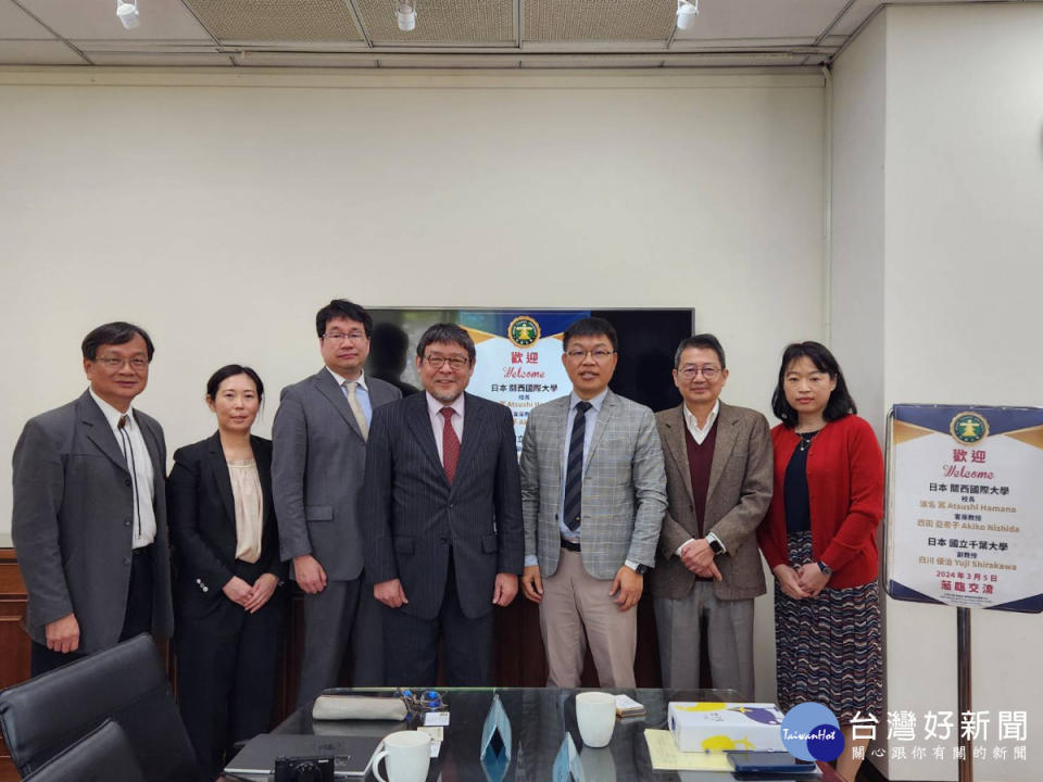 日本關西國際大學與千葉大學赴玄奘大學交流(左起邱若山教授、關西國際大學客座教授西田亞希子、千葉大學副教授白川優治、關西國際大學校長濱名篤、玄奘大學校長簡紹琦、教務長朱廣興、國際暨兩岸事務中心主任蔡素芳)