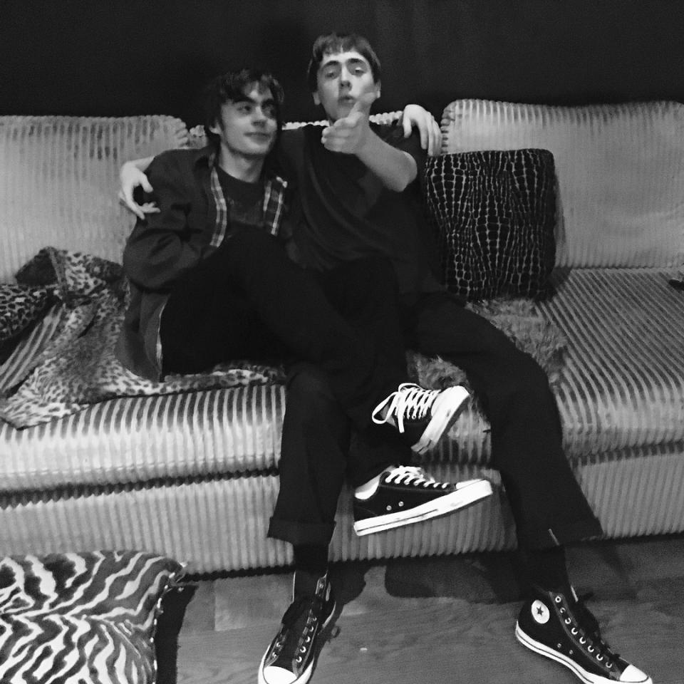 <p>Lou Reed était reconnaissable pour sa voix suave et sur ce rythme, Lennon Gallagher défile dans un décor simple, vêtu d’un manteau en fourrure. Crédit photo : Instagram lennon.gallagher </p>