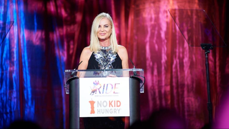 Eileen Davidson at the 3rd Annual Dance To End Hunger Gala, 2022 